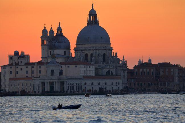 Venezia-Punta-della-Dogana-and-Basilica-di-Santa-Maria-della-Salute_2199