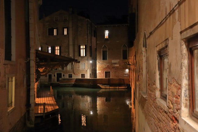 Venezia-Rear-exit-of-la-Fenice_3393