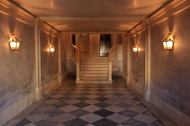 Venezia, entrance of a house near Rialto_3519